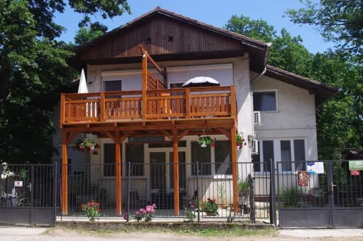 Toelgyfa Vendeghaz Hotell Balatonszepezd Exteriör bild