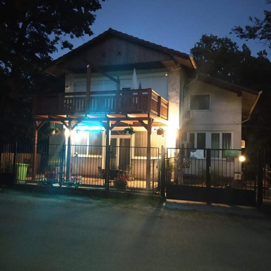 Toelgyfa Vendeghaz Hotell Balatonszepezd Exteriör bild