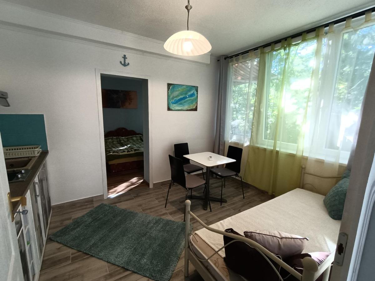 Toelgyfa Vendeghaz Hotell Balatonszepezd Exteriör bild